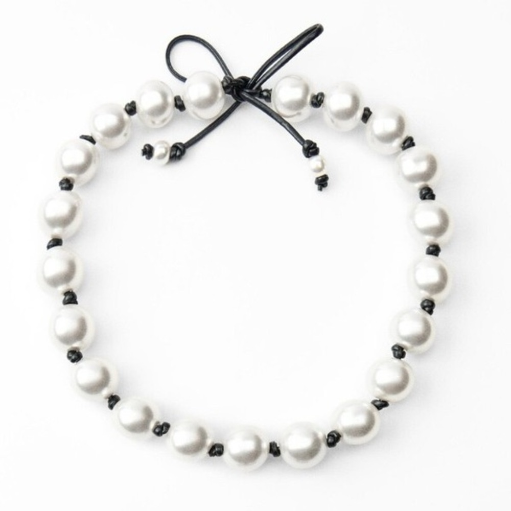 Zara | Elegant Pearl Necklace with leather like cord
